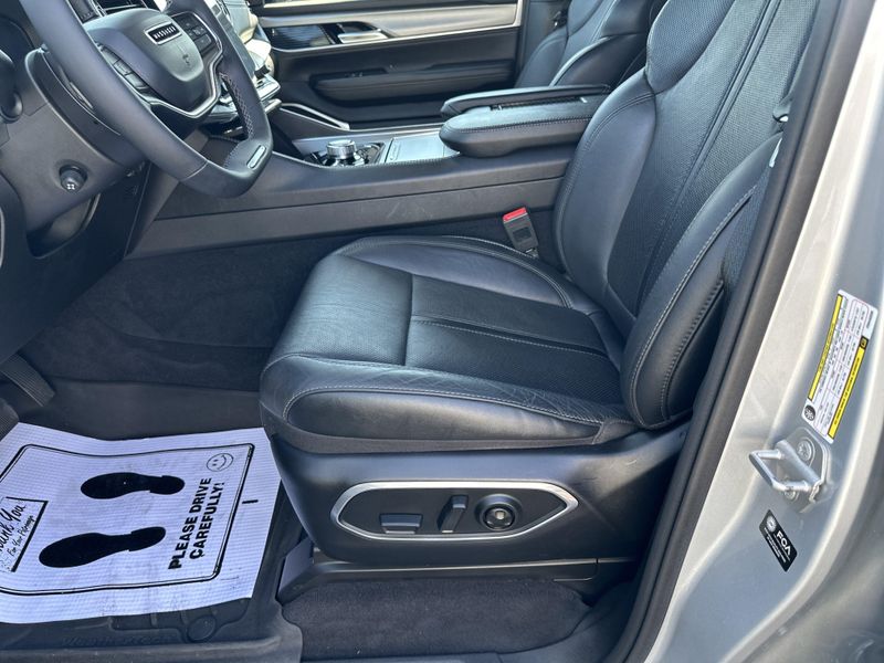2023 Jeep Wagoneer Series CarbideImage 19