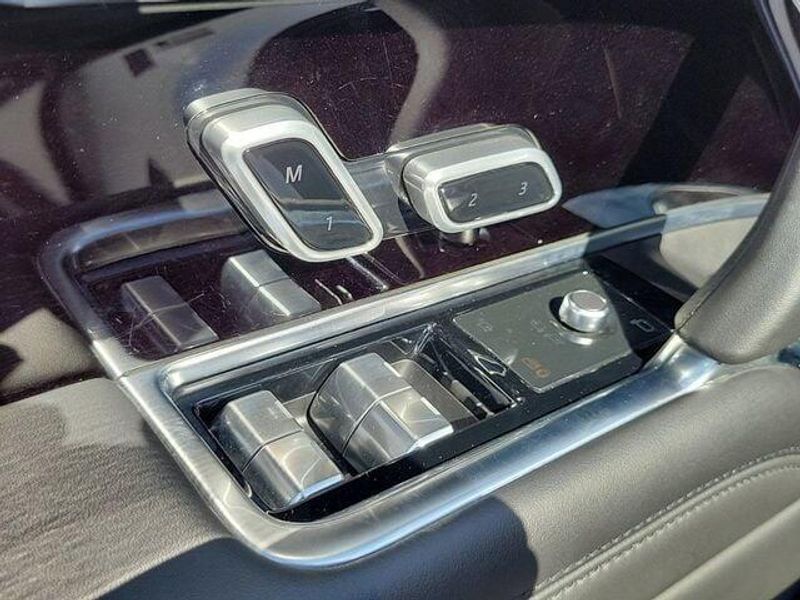 2023 Land Rover Range Rover SE photo 17