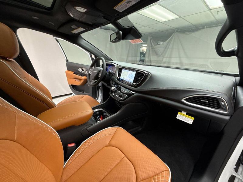 New 2026 Chrysler Pacifica Pinnacle AwdImage 17