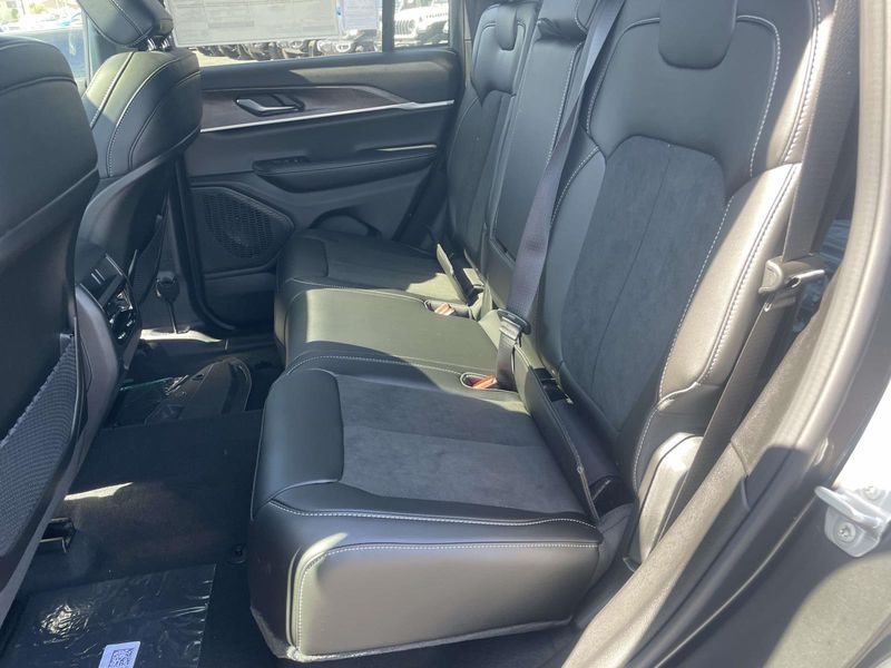 New 2026 Jeep Grand Cherokee Laredo Altitude 4x2