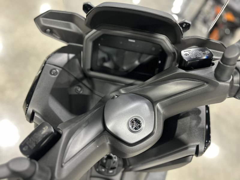2025 Yamaha Xmax Image 9