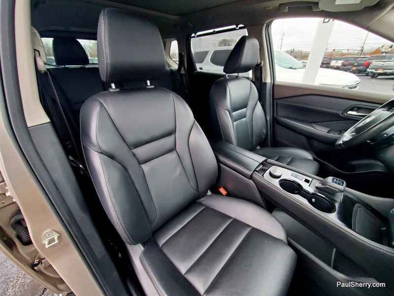 2023 Nissan Rogue SL photo 2