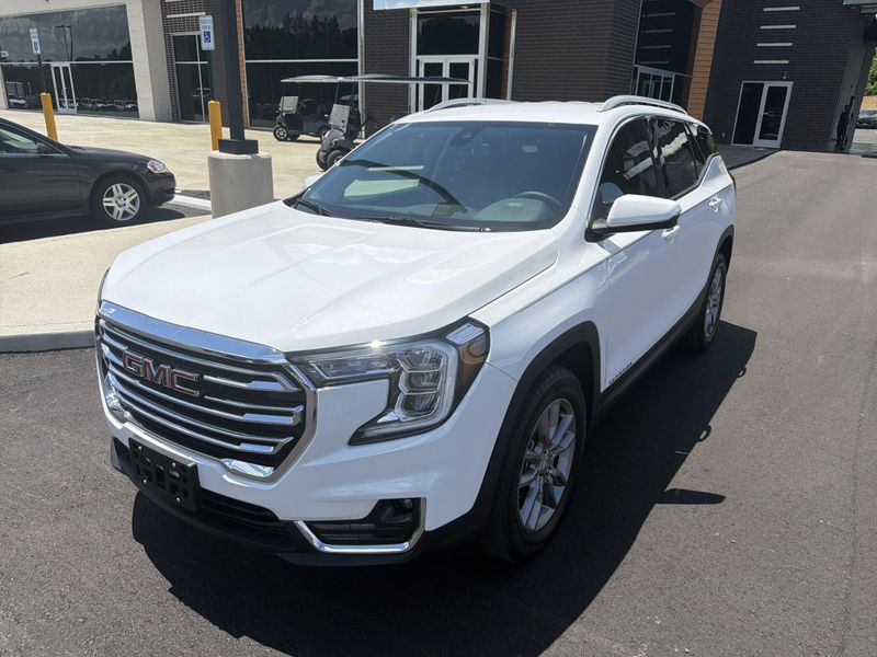 Used 2024 GMC Terrain SLTImage 2