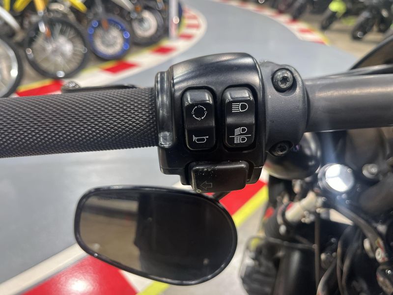 Used 2016 Harley-Davidson Sportster Iron 883 Image 15