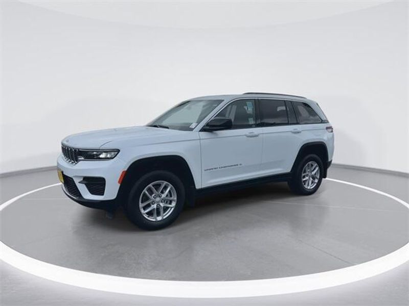 2025 Jeep Grand Cherokee Laredo photo 3