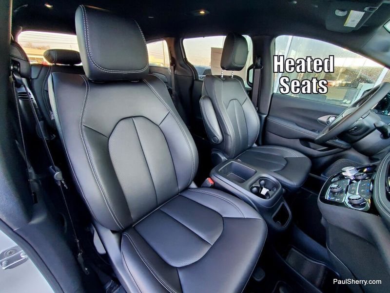 New 2026 Chrysler Pacifica Select