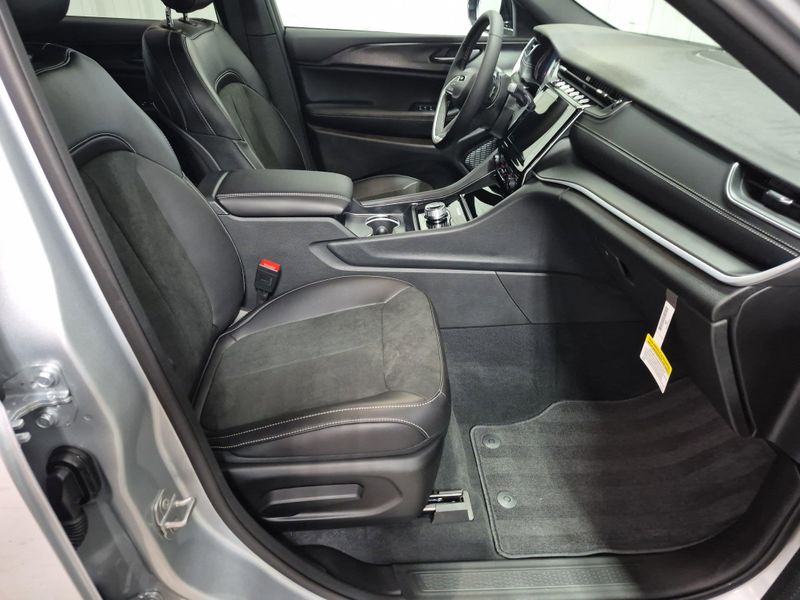 New 2025 Jeep Grand Cherokee L Altitude X 4x4Image 12