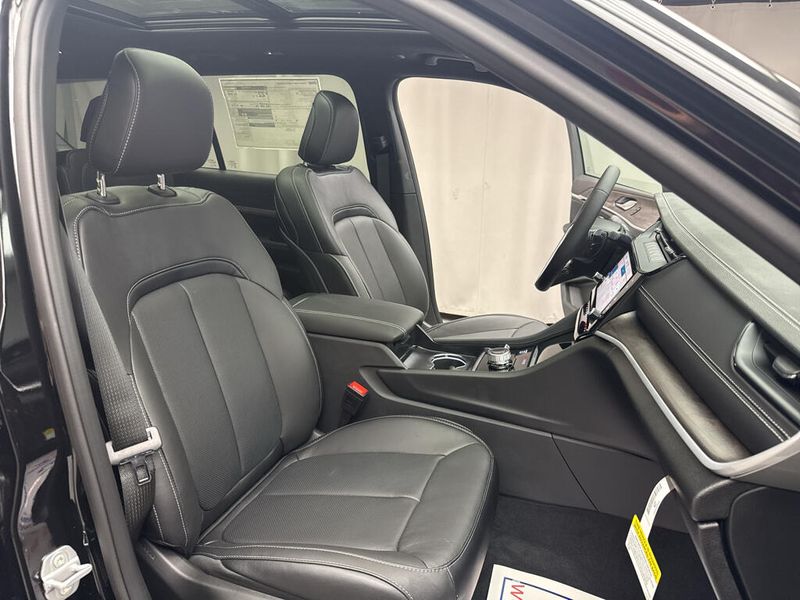 New 2027 Jeep Grand Cherokee L Limited Reserve 4x4Image 18