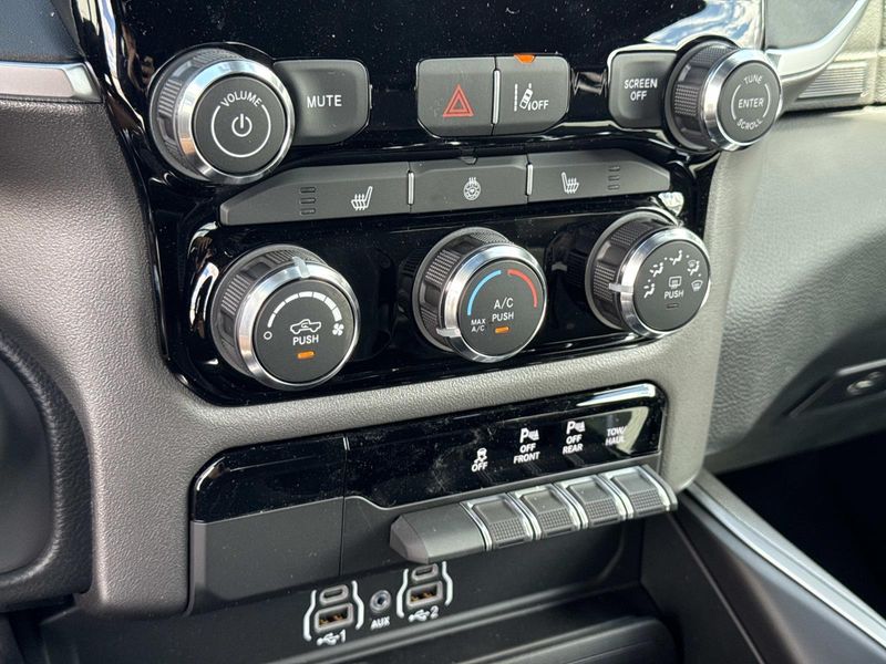 New 2026 RAM 1500 Big Horn Crew Cab 4x2 5'7' Box