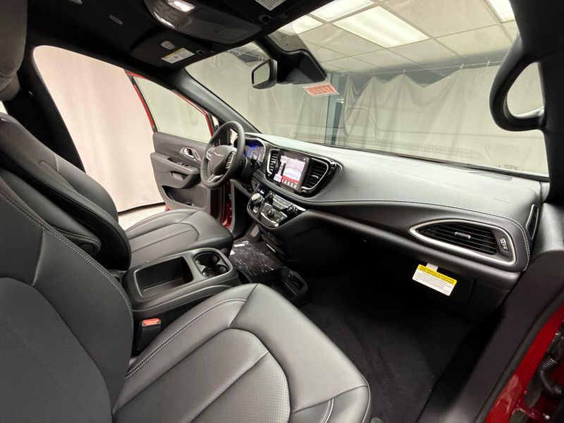 New 2026 Chrysler Pacifica SelectImage 20