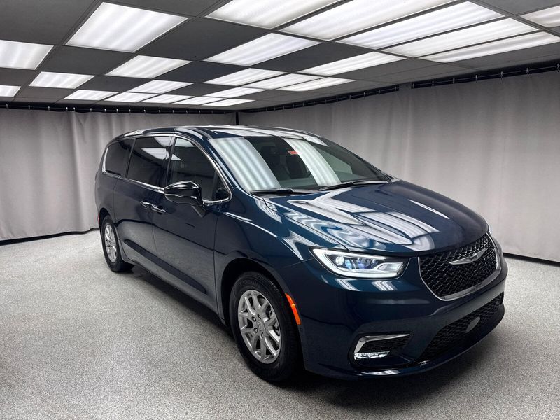 2025 Chrysler Pacifica SelectImage 4