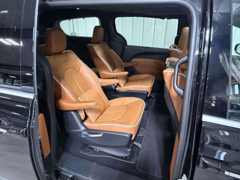 Used 2024 Chrysler Pacifica Hybrid PinnacleImage 8