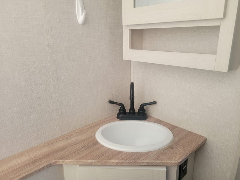 Used 2024 FOREST RIVER NO BOUNDRIES 19.3 Image 18