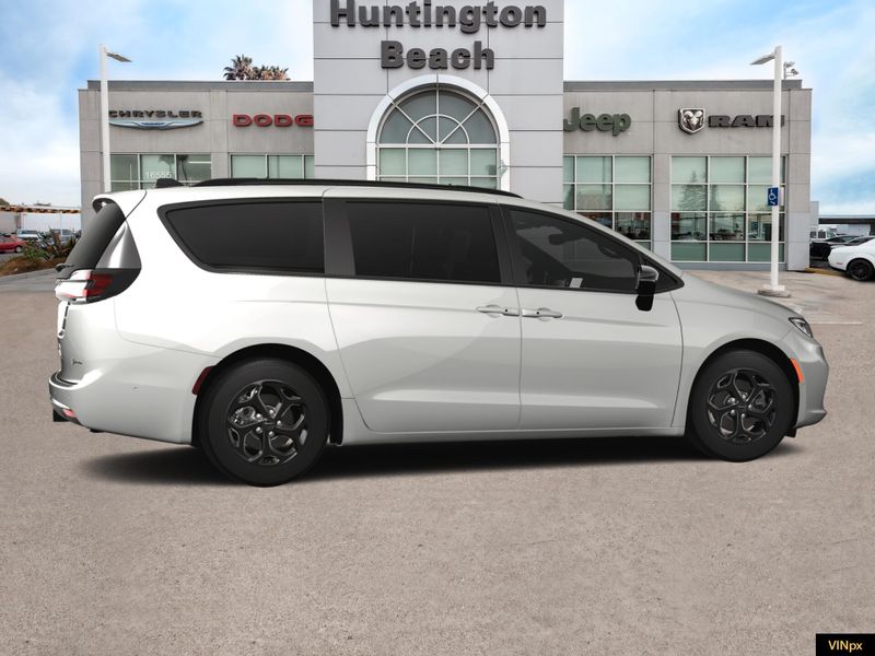 2025 Chrysler Pacifica Hybrid Select Premium SImage 15