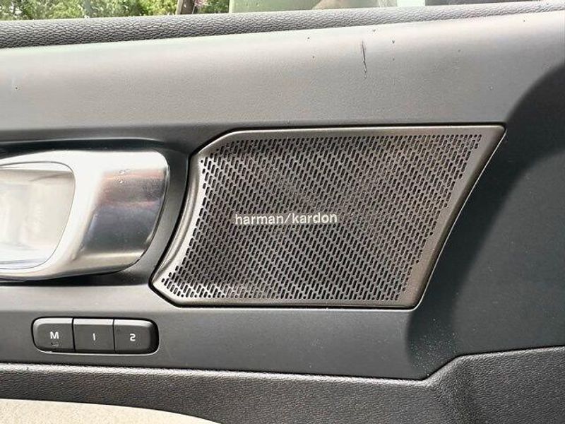 2024 Volvo XC40 Plus Bright Theme