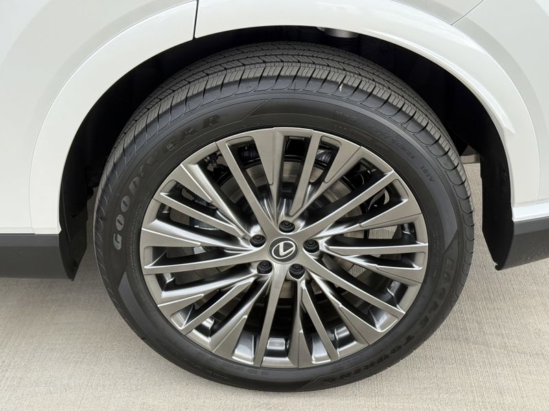 2025 Lexus RX Image 16