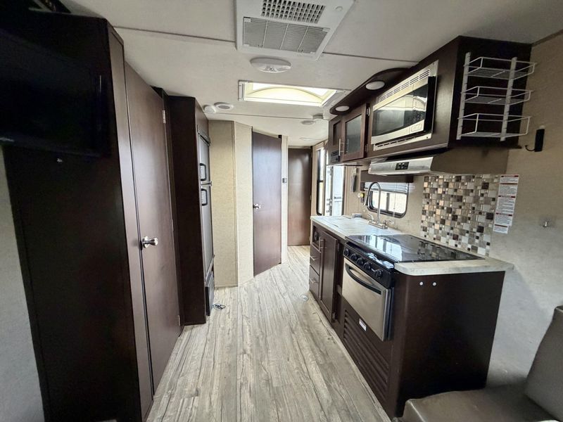 Used 2017 FOREST RIVER CASCADE 22RRC Image 5
