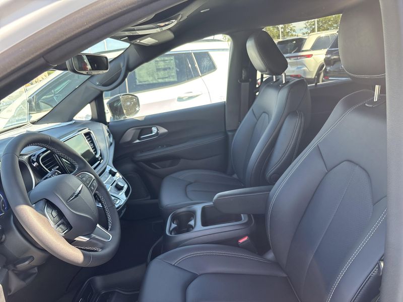 New 2026 Chrysler Pacifica SelectImage 27