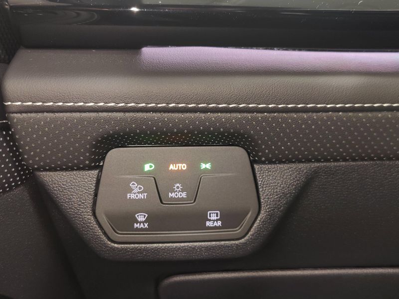 Used 2025 Volkswagen Atlas Cross Sport SEL AWD R-Line Black w/Sunroof/NavImage 30