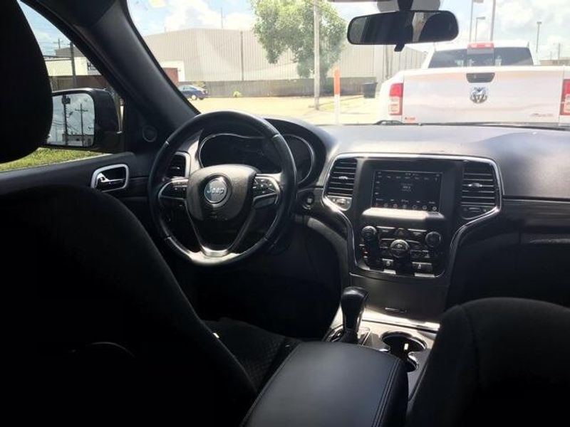 Used 2020 Jeep Grand Cherokee Laredo EImage 17