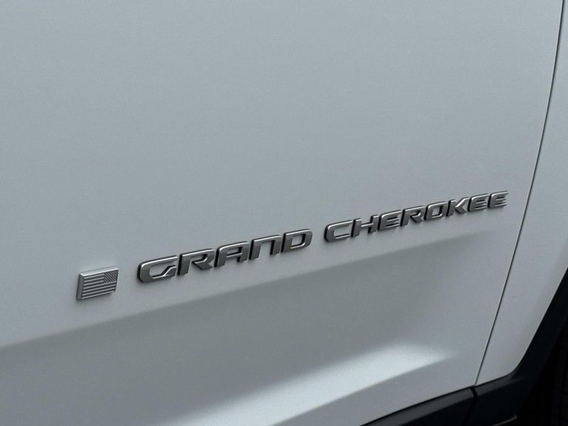 New 2026 Jeep Grand Cherokee L Laredo 4x2