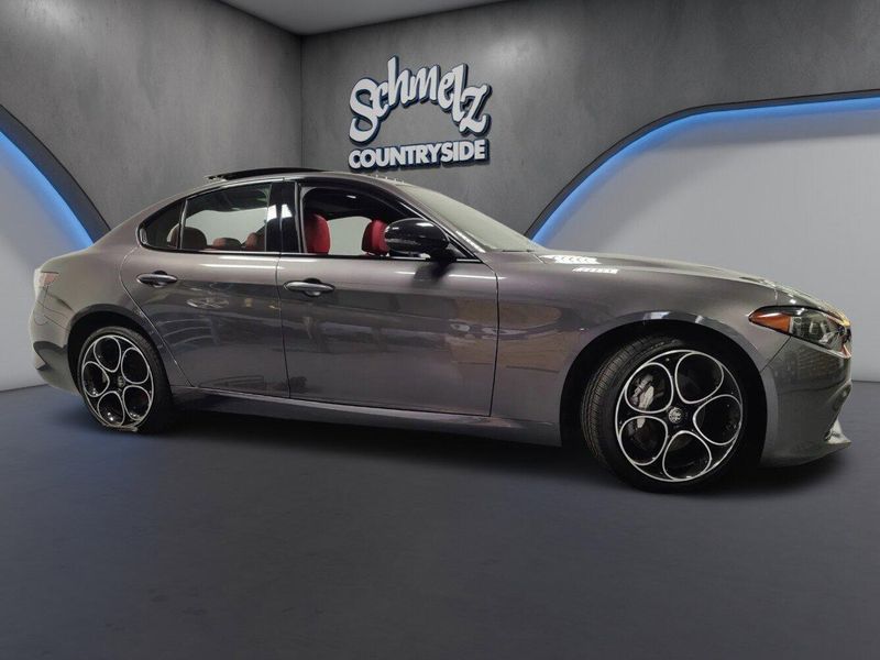 Used 2026 Alfa Romeo Giulia Q4 AWD w/SunroofImage 3