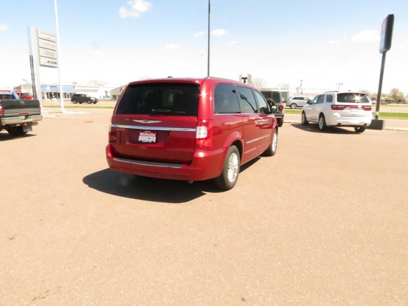 Used 2015 Chrysler Town & Country Touring L 4dr Mini VanImage 5
