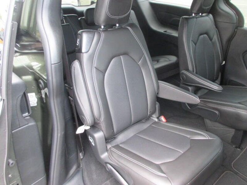 New 2027 Chrysler Pacifica SelectImage 28