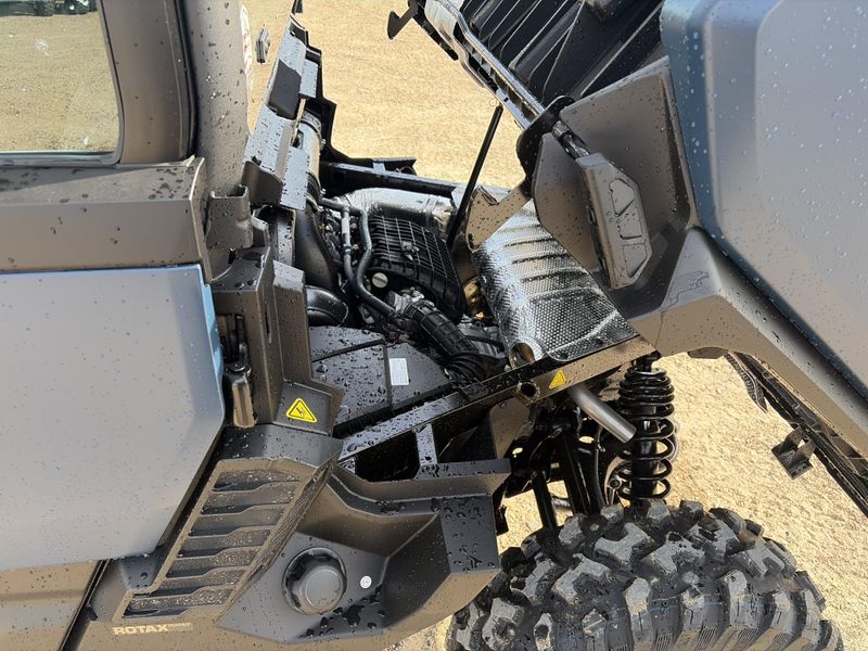 New 2026 Can-Am DEFENDER XT CAB HD11 WSCREEN 