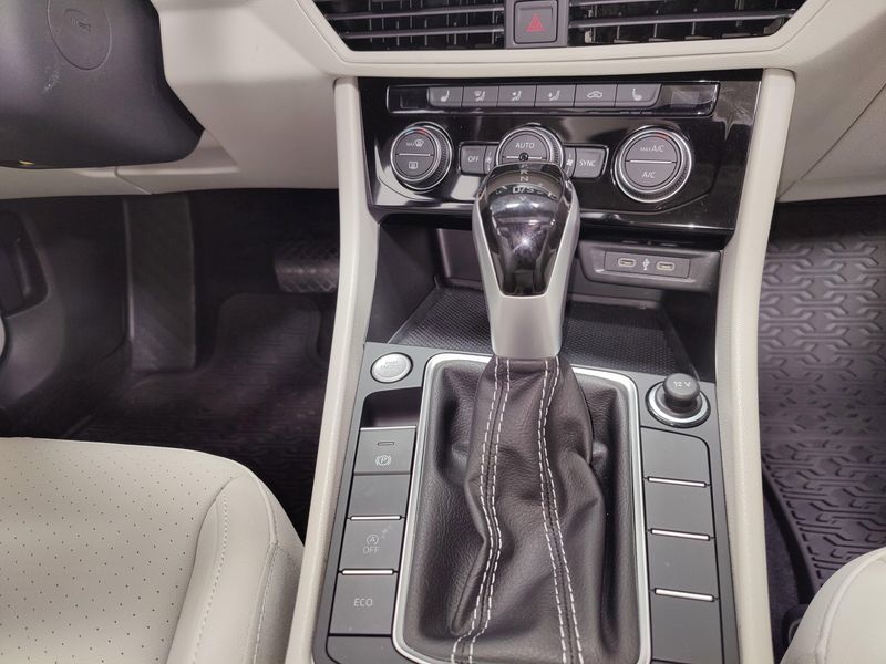 Used 2024 Volkswagen Jetta SE w/SunroofImage 17