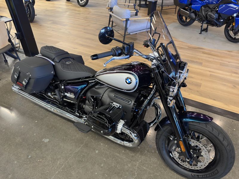 2023 BMW R 18 Classic - OPTION 719 - GALAXY DUST METALLIC - TITAN SILVER 2 METALLIC 