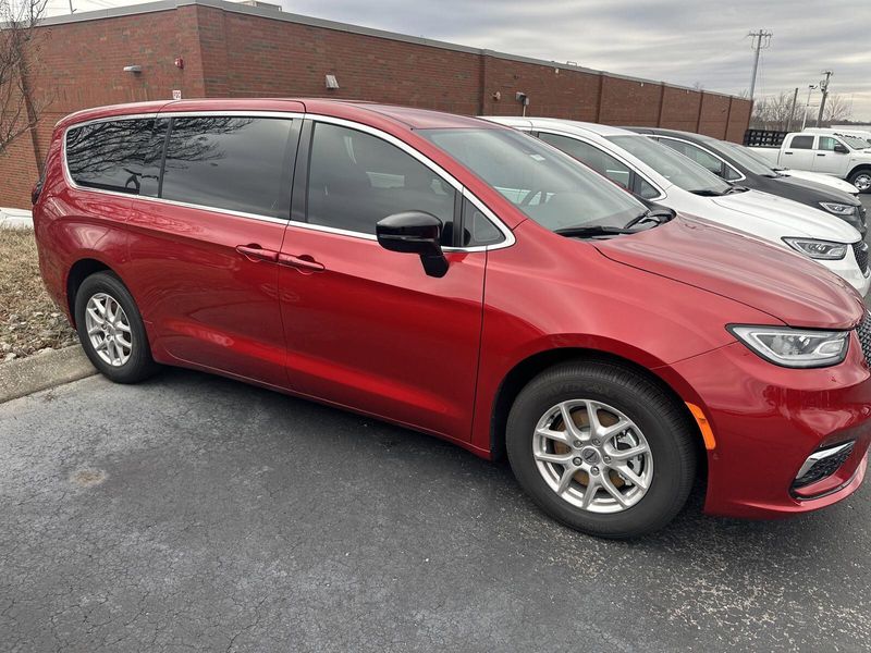 2025 Chrysler Pacifica SelectImage 5