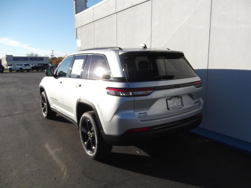 2025 Jeep Grand Cherokee Limited photo 2