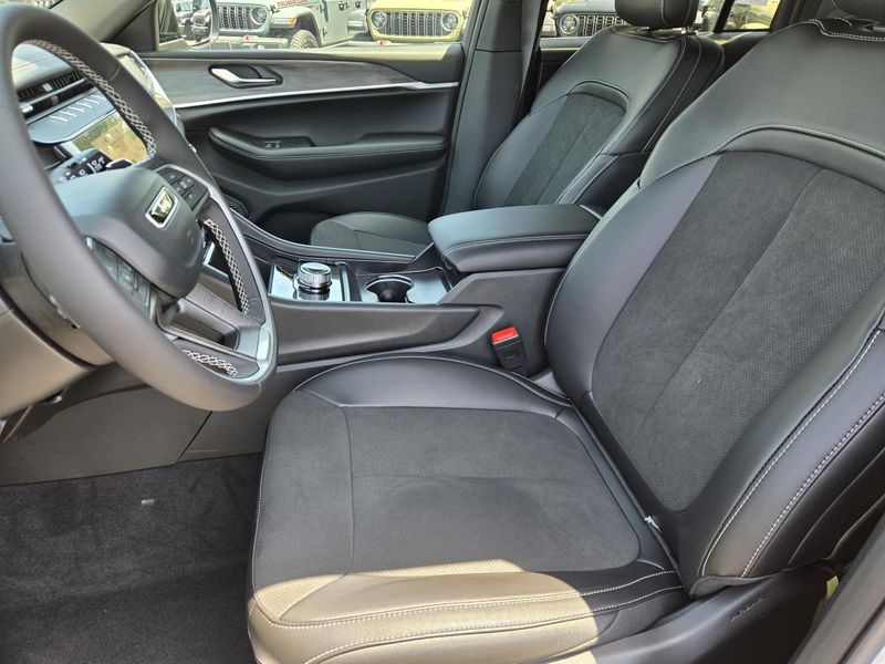 New 2026 Jeep Grand Cherokee Laredo Altitude 4x2