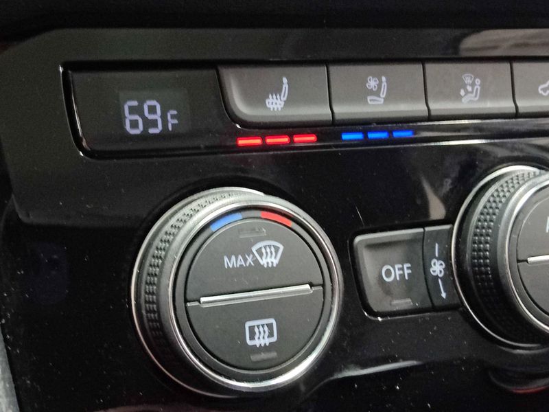 Used 2024 Volkswagen Taos SEL AWD w/Sunroof/NavImage 27