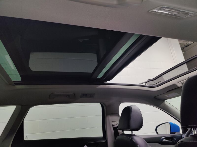 Used 2023 Volkswagen Taos SE AWD w/SunroofImage 7