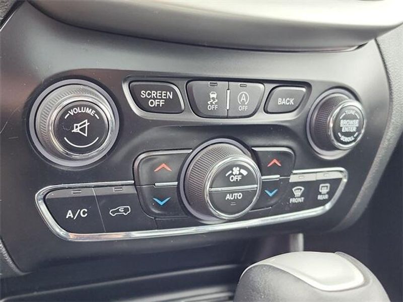 2016 Jeep Cherokee OverlandImage 18