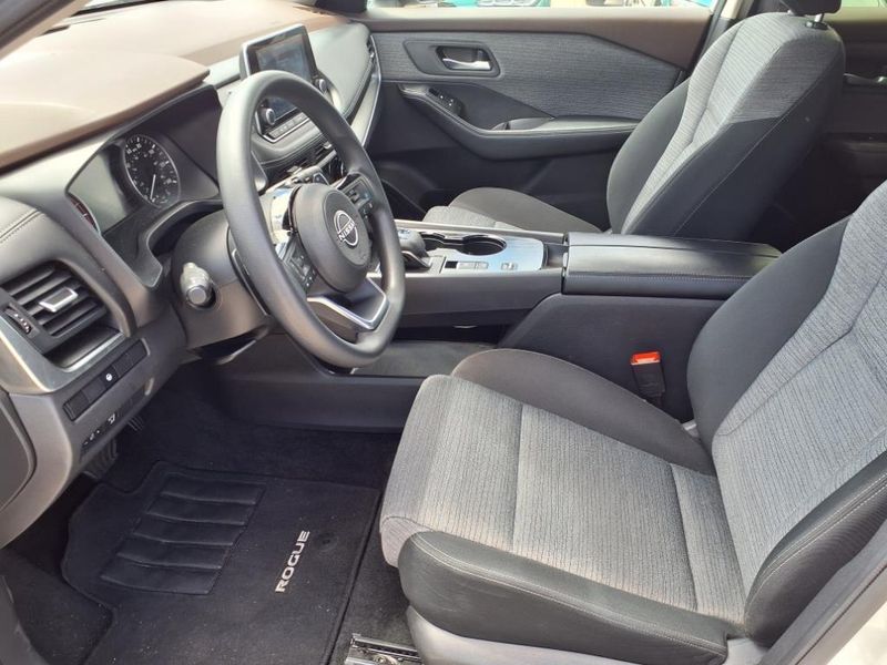 2023 Nissan Rogue SVImage 17