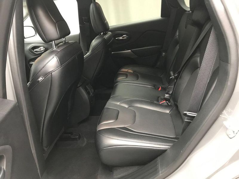 Used 2022 Jeep Cherokee LimitedImage 9