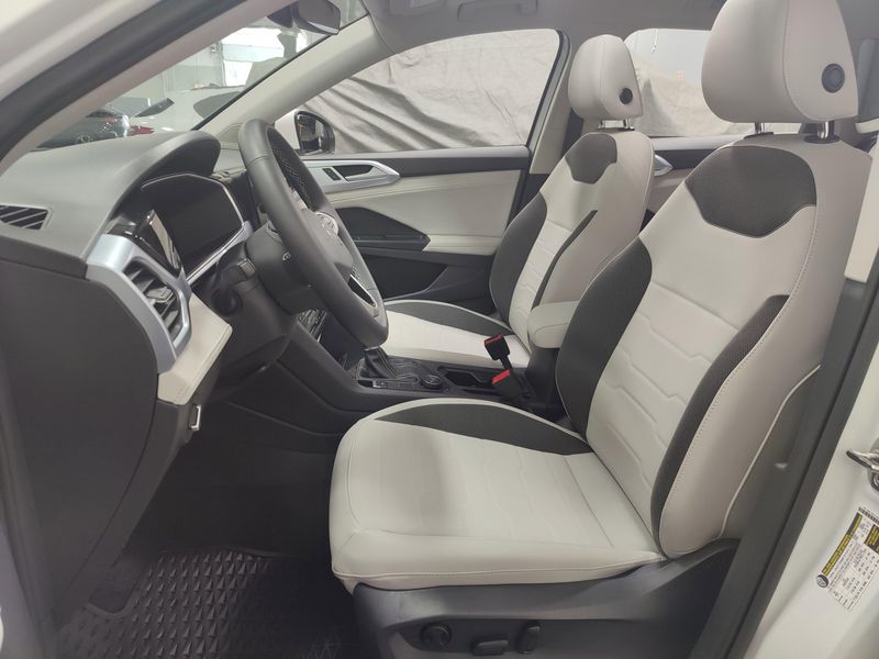 2025 Volkswagen Taos SE AWD w/SunroofImage 13
