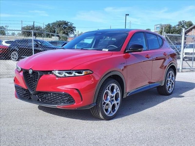 2024 Alfa Romeo Tonale Veloce Eawd in a Alfa Rosso (Red) exterior color and Red/Blackinterior. Northside Alfa Romeo of Houston 281-475-4549 alfaromeousaofnorthhouston.com 