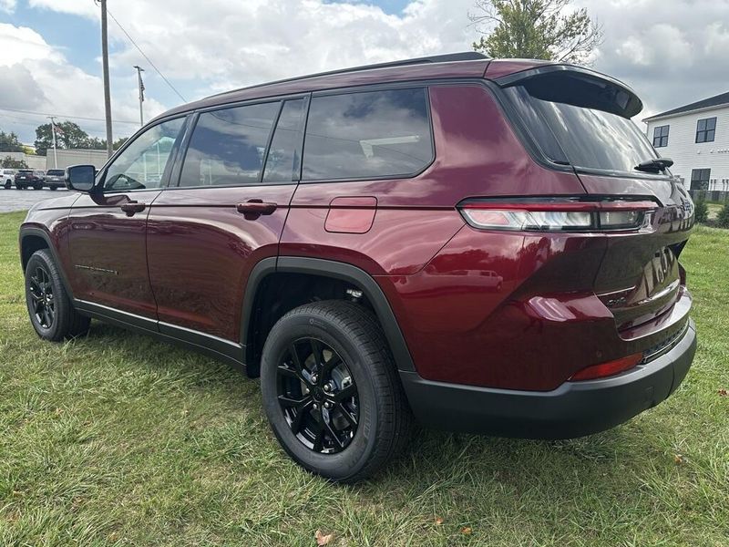 2025 Jeep Grand Cherokee Altitude photo 4