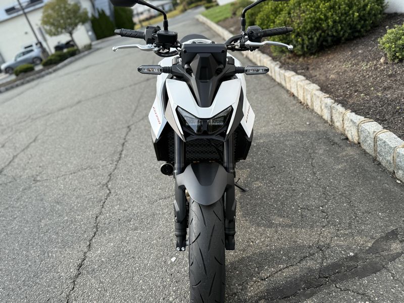 2025 Honda CB750 HornetImage 4