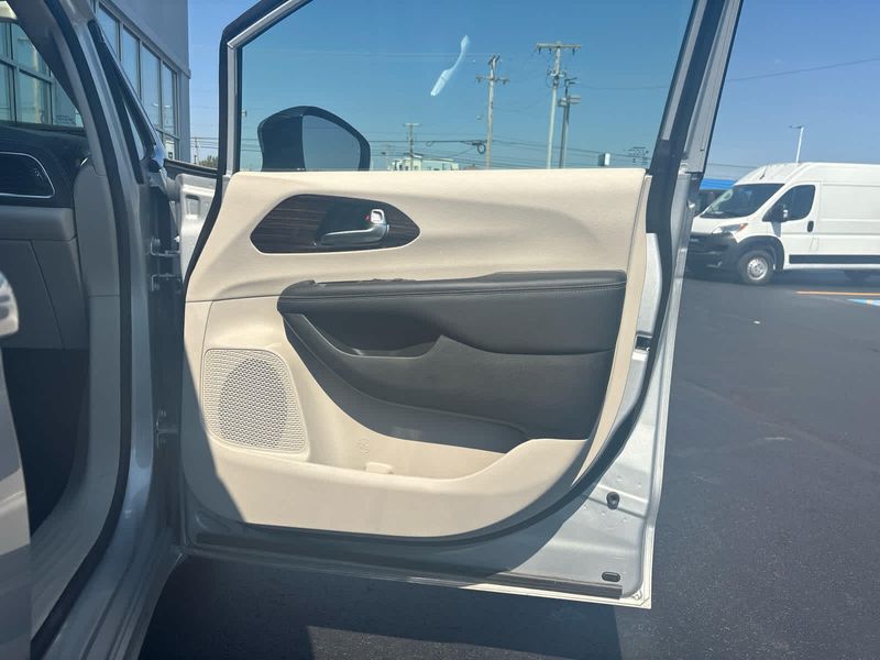 2023 Chrysler Pacifica Limited photo 37