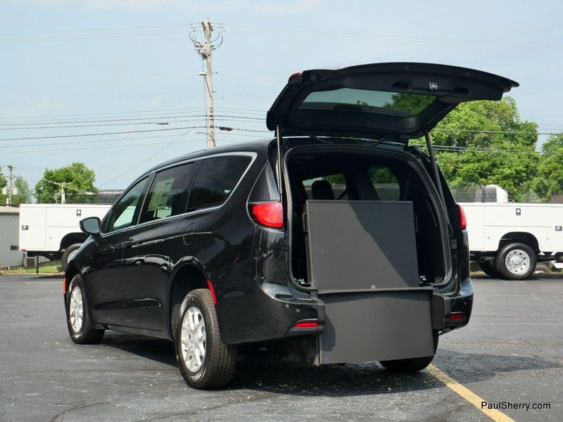 New 2025 Chrysler Voyager LXImage 28