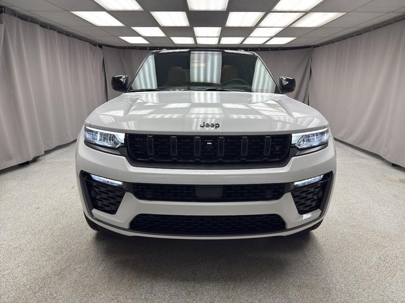 New 2026 Jeep Grand Cherokee Summit 4x4Image 5