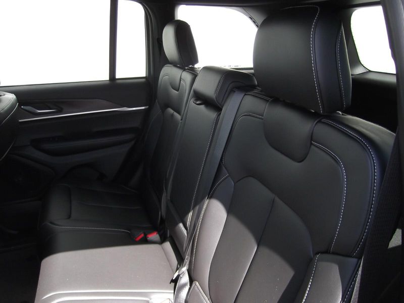 2025 Jeep Grand Cherokee Limited photo 6