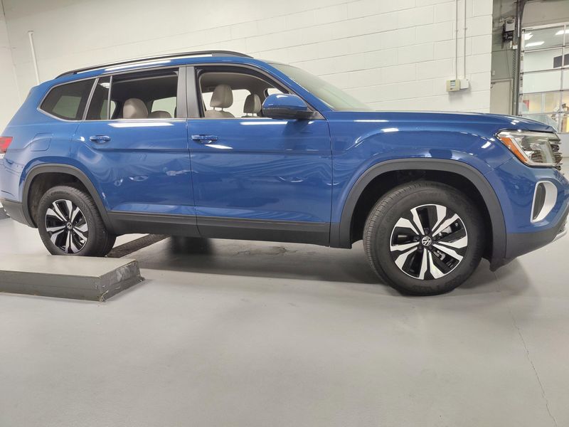 Used 2025 Volkswagen Atlas SE 4-Motion AWDImage 3