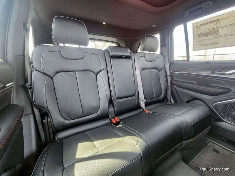 New 2025 Jeep Grand Cherokee Overland 4x4Image 4