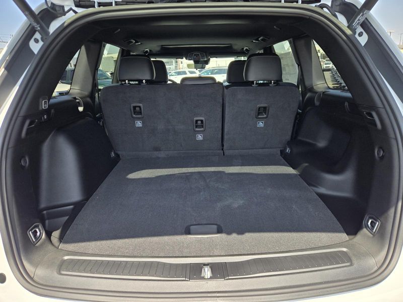 New 2026 Jeep Grand Cherokee Laredo Altitude 4x2